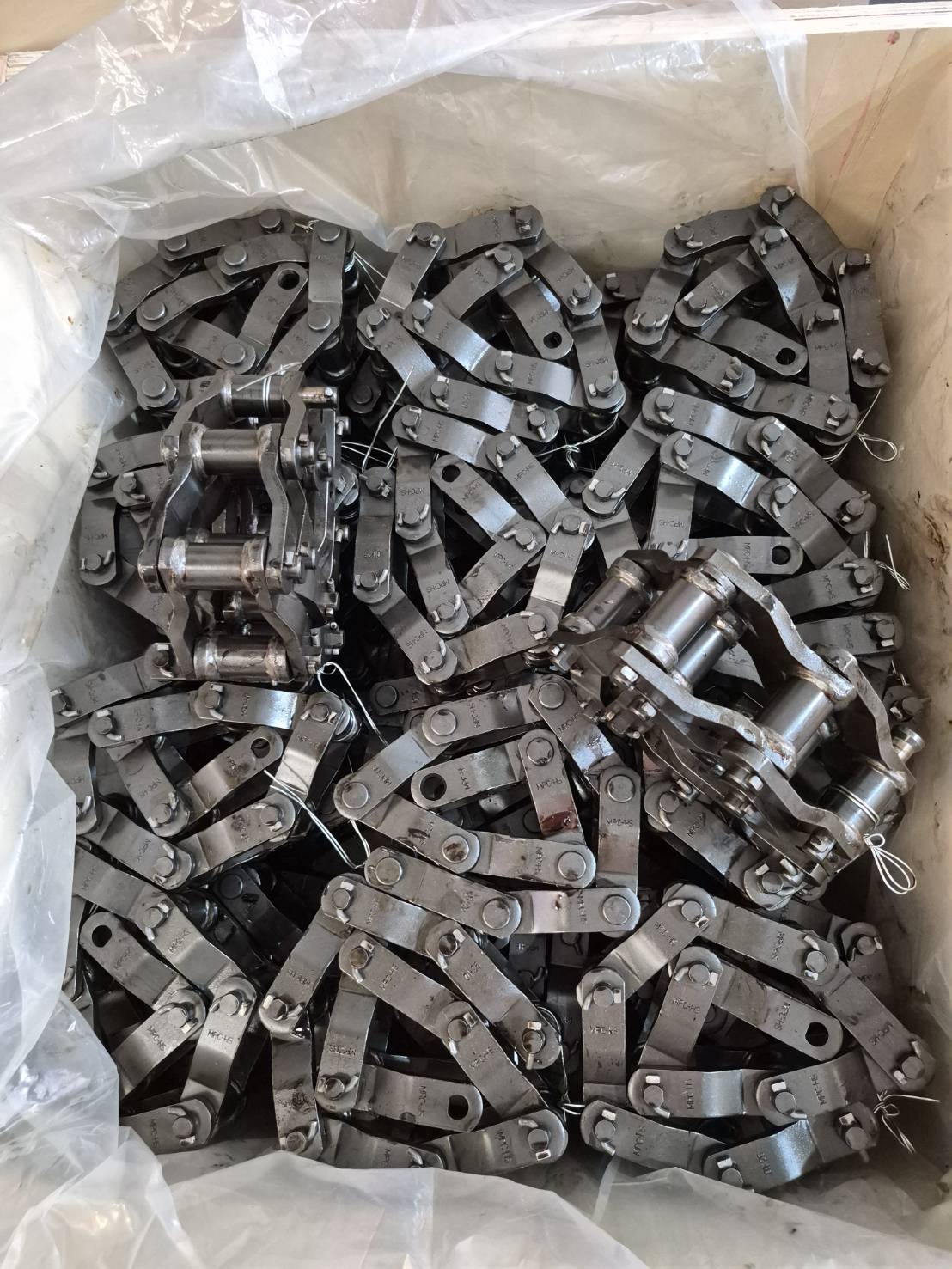 Sugar mill chain links - bulk crate inspection before shipment